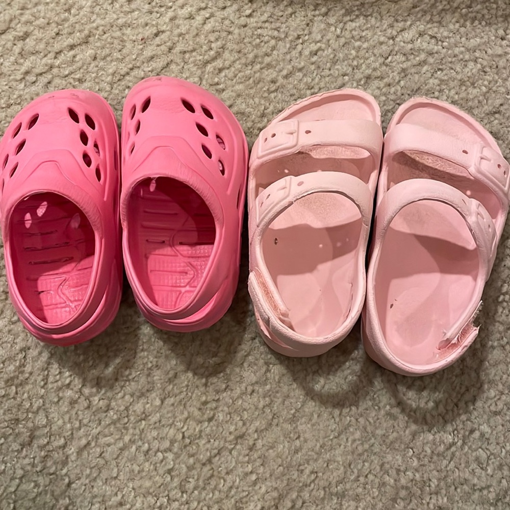 Two pack of sandals